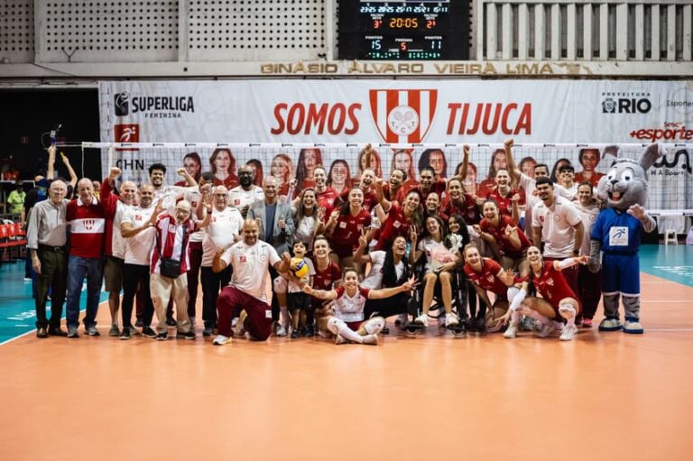 Tijuca celebra vitória na Superliga em homenagem a atleta baleada