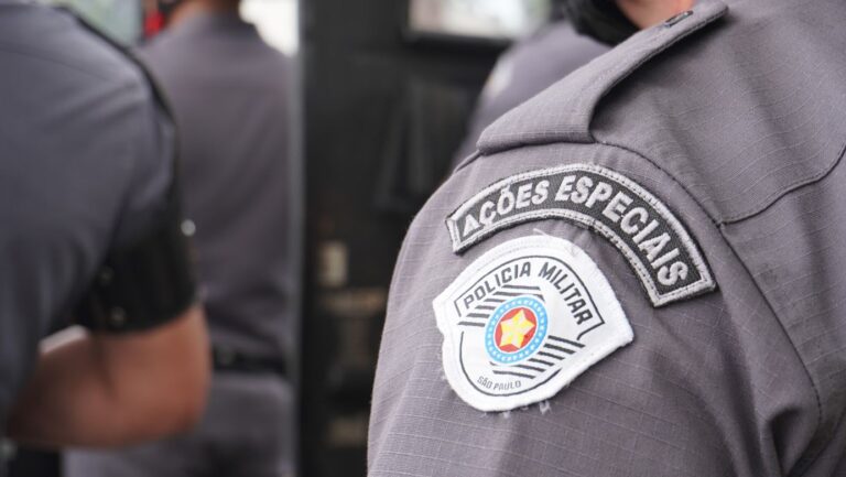 Intervenção policial com spray de pimenta em frente à PF em Brasília