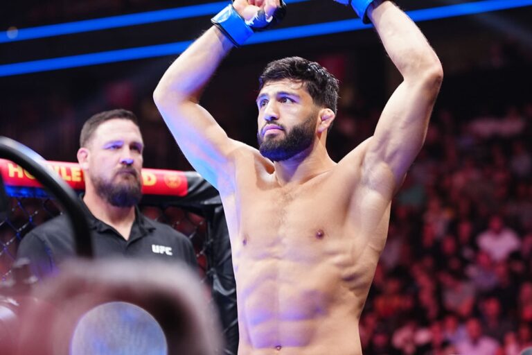 A surpresa de Tsarukyan com a vitória de Makhachev no UFC 322