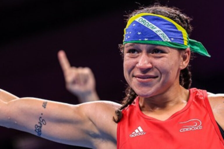 Bia Ferreira é nocauteada e perde título mundial no boxe