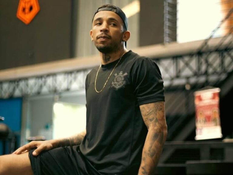 Carlos Prates recebe apoio dos jogadores do Corinthians antes do UFC 322