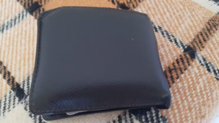 Vendedor encontra carteira com R$ 5 mil e entrega à polícia em SP