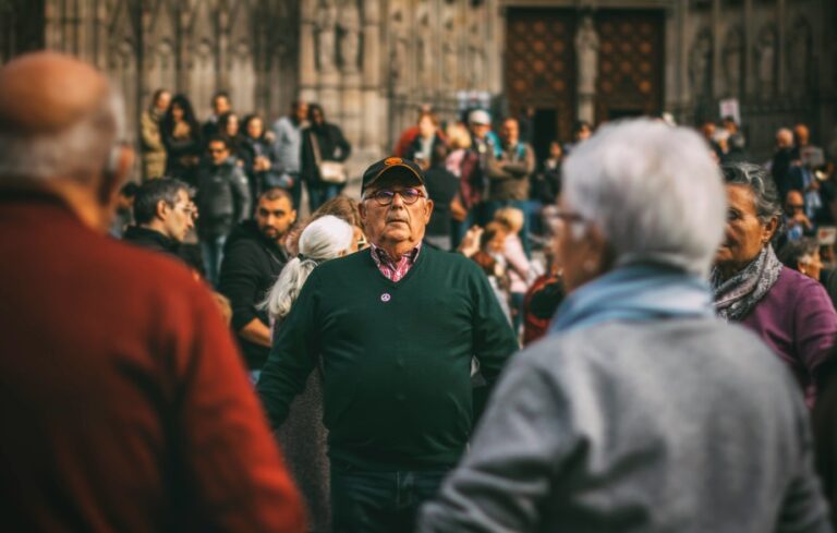 Impactos do envelhecimento e benefícios sociais na força de trabalho brasileira