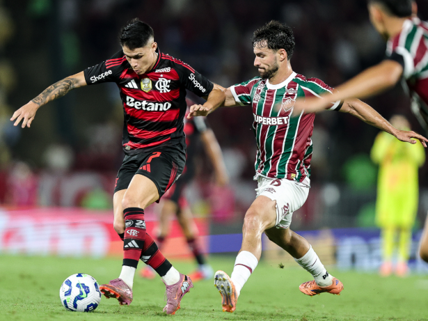 Árbitro do VAR analisa polêmica em Fla x Flu: "Não chuta a perna" 1 Árbitro do VAR analisa polêmica em Fla x Flu: "Não chuta a perna"