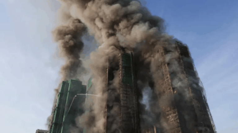 Tragédia em Hong Kong: 128 mortes e 200 desaparecidos após incêndio