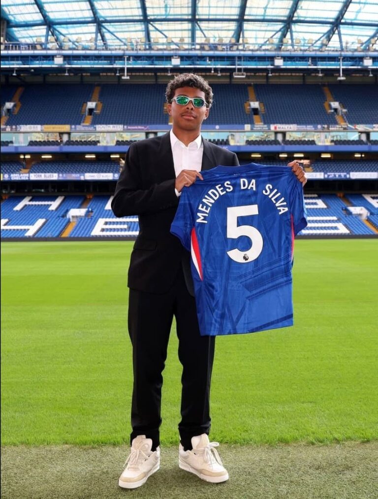 Isago Silva assina primeiro contrato profissional com o Chelsea