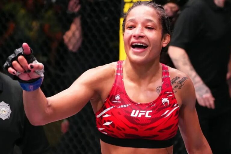 Jacqueline Cavalcanti nocauteia parceiro de treino com joelhada em sparring