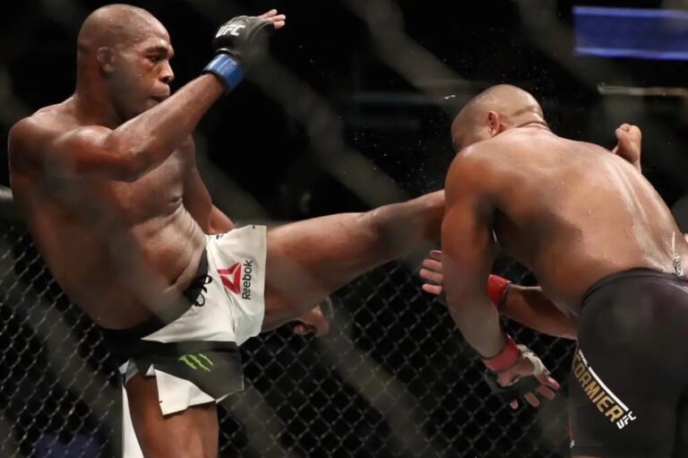 Jon Jones provoca Cormier e sugere presente polêmico após rivalidade