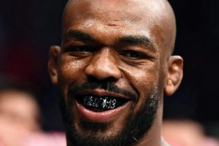 Jon Jones retorna para luta de grappling contra Daniel Cormier