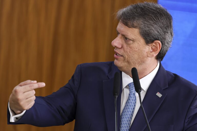 Kassab critica Tarcísio por se apresentar como bolsonarista