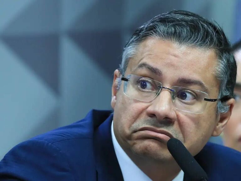 Ex-procurador do INSS se entrega à PF e é preso com a esposa