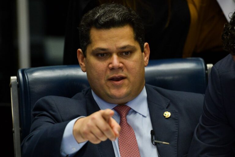 Alcolumbre agenda votação de projeto sobre previdência de agentes de saúde