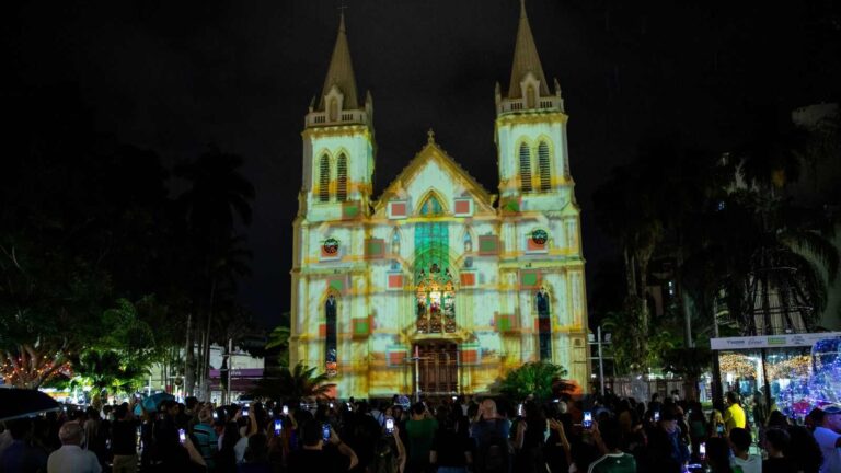 Inauguração do Natal Luz em Jundiaí traz projeções e Papai Noel
