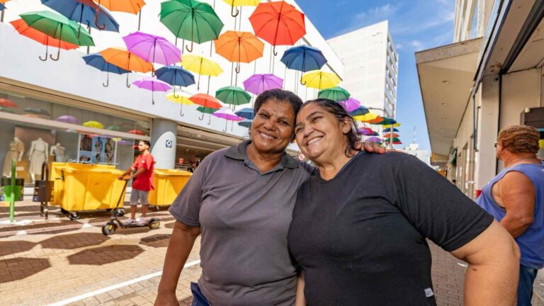 Jundiaí se destaca com instalação de 200 guarda-chuvas coloridos no Centro