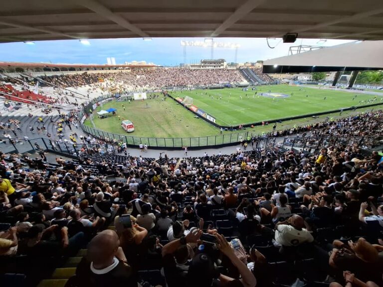 Vasco realiza troca total do gramado de São Januário