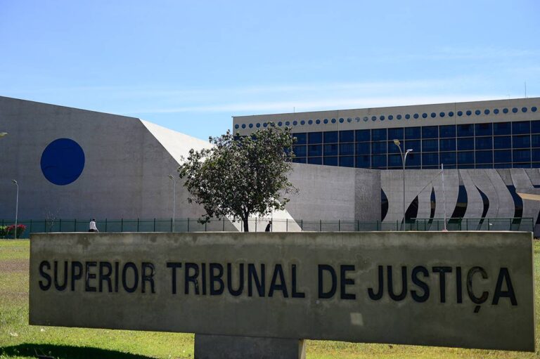 STJ garante permanência de militares trans e direito ao nome social