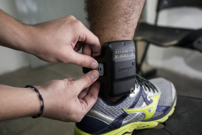 Entenda como funciona uma tornozeleira eletrônica e os tipos de alerta emitidos