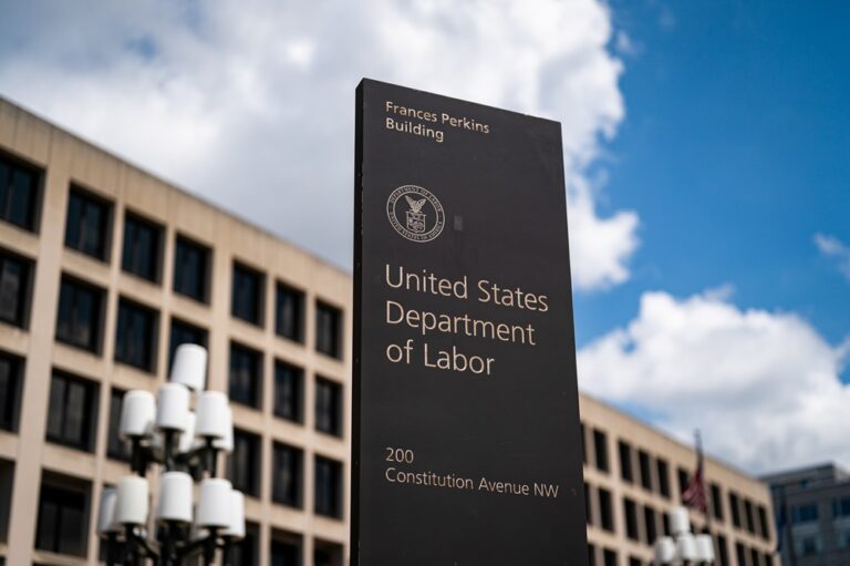 EUA cancelam divulgação do relatório de empregos de outubro