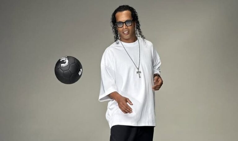 Ronaldinho é o rosto da nova campanha de patrocinador da Copa do Mundo