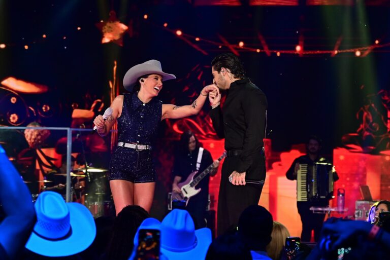 Zé Felipe e Ana Castela protagonizam beijo apaixonado em especial de Natal