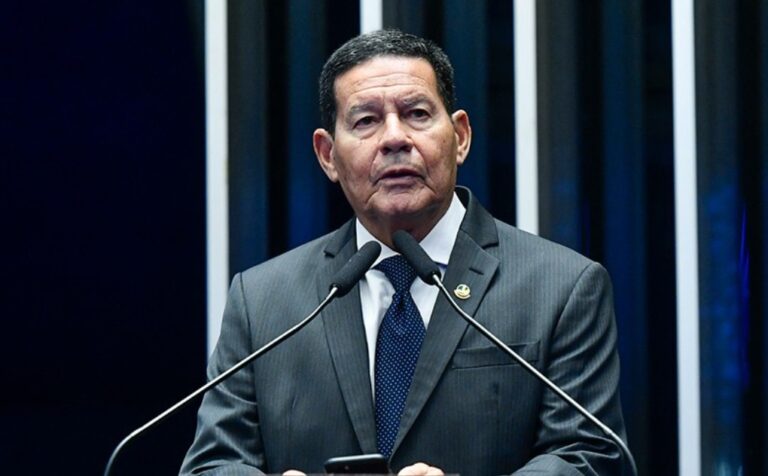 Mourão critica custódia de Bolsonaro na PF e defende ex-presidente
