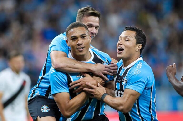 Torcedores do Vasco criticam zagueiro após derrota para o Grêmio