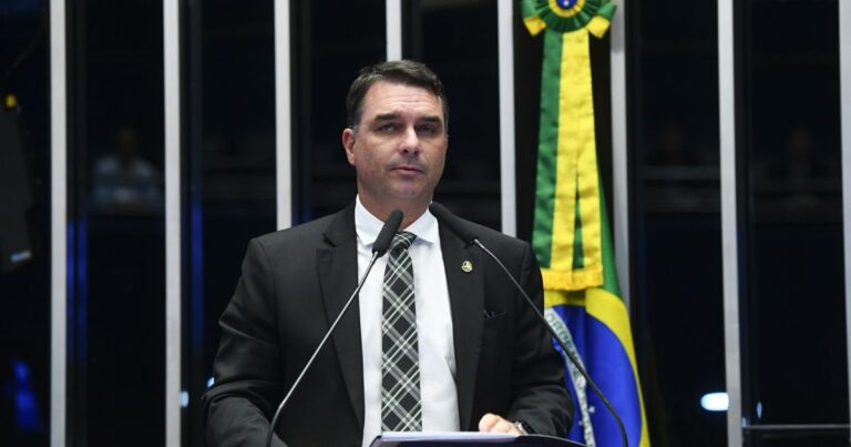 Flávio Bolsonaro fala sobre preço para seguir candidatura até o fim