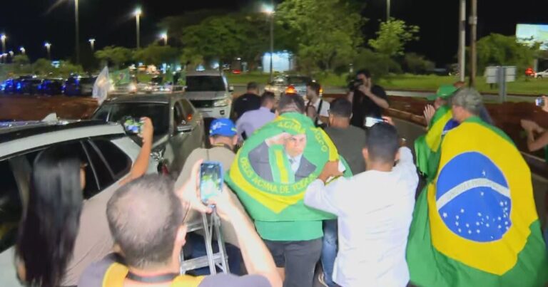 Conflito marca vigília de apoiadores de Bolsonaro após declaração polêmica