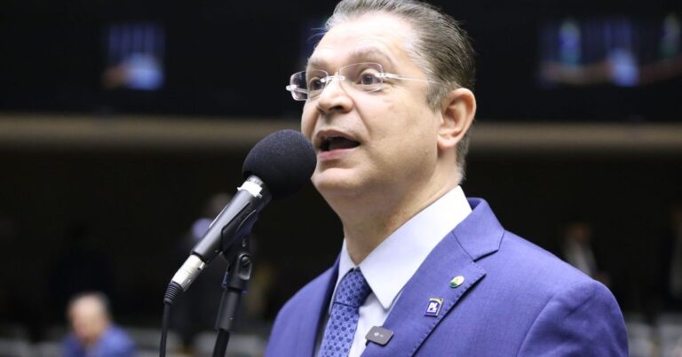 Sóstenes Cavalcante planeja denunciar Moraes em embaixadas após prisão de Bolsonaro