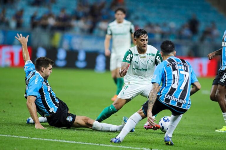 Palmeiras sofre virada do Grêmio e complica suas chances no Brasileirão