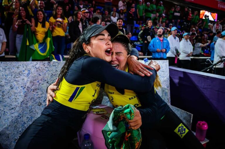 Carol e Rebecca garantem vaga nas semifinais do Mundial de Vôlei de Praia