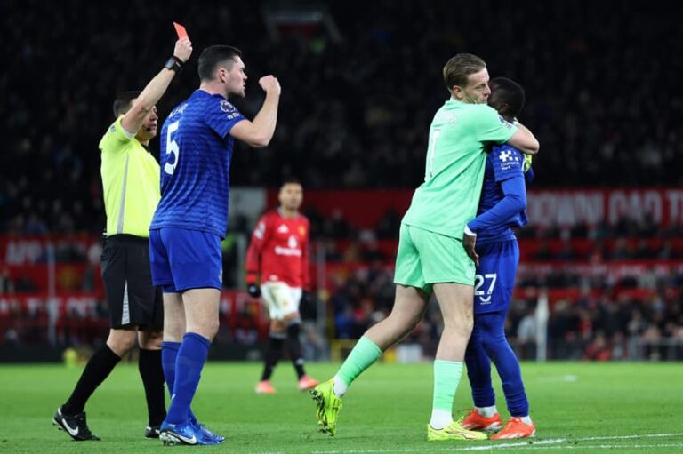 Expulsão inusitada marca confronto entre Manchester United e Everton