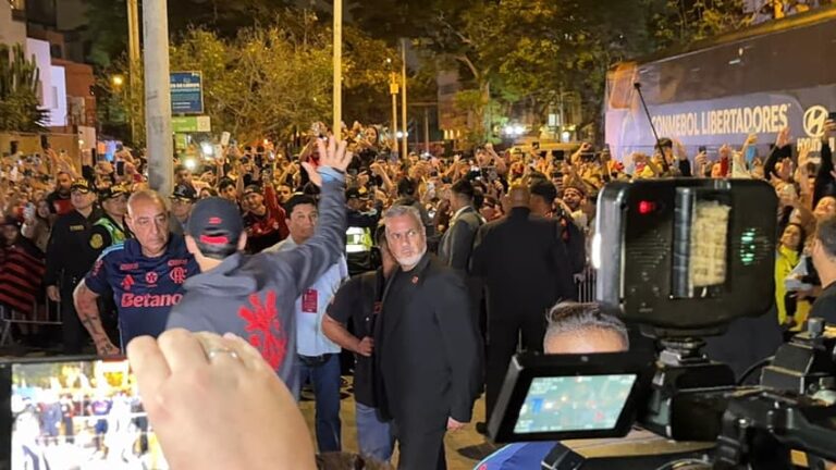 Flamengo chega a Lima para a final da Libertadores com festa da torcida