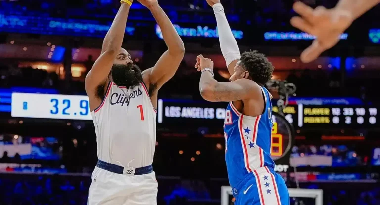 Tyronn Lue admite necessidade de controlar minutos de James Harden