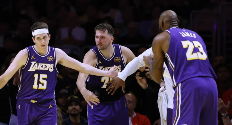 Lakers vencem Mavericks em duelo marcado por atuações brilhantes
