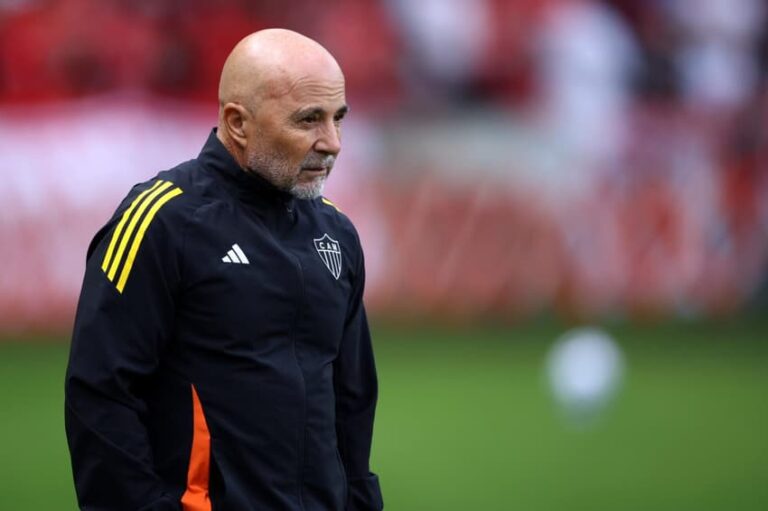 Decisão de Sampaoli gera revolta entre torcedores do Atlético-MG contra o Flamengo