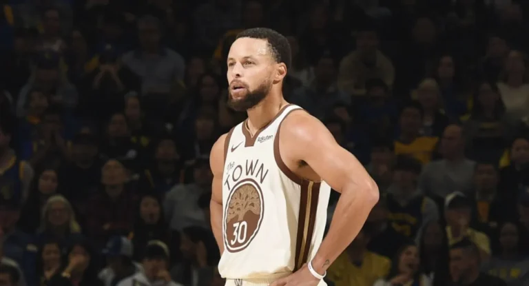 Stephen Curry brilha e Warriors derrotam Jazz na NBA