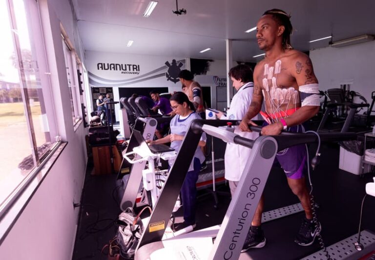 Corinthians inicia treinamentos após folga com exames e foco no clássico