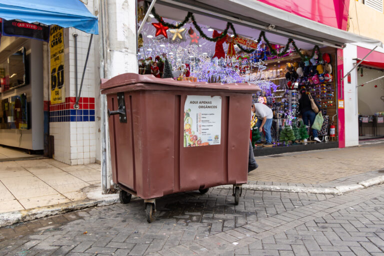 Coleta de lixo no Centro de Jundiaí terá horários especiais para o Natal