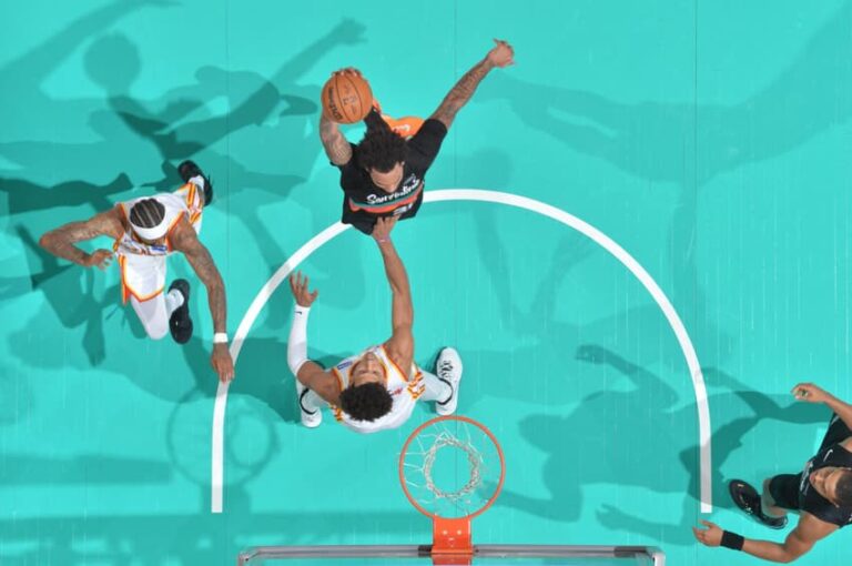 Destaques da NBA: lances emocionantes e recordes na quinta-feira