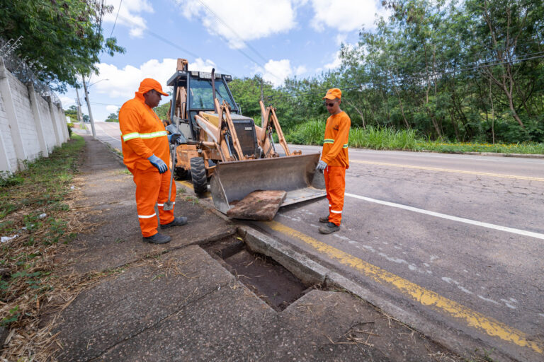 Limpeza das bocas de lobo é realizada pela Prefeitura de Jundiaí
