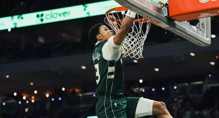 Giannis Antetokounmpo elogia evolução de Ryan Rollins no Bucks