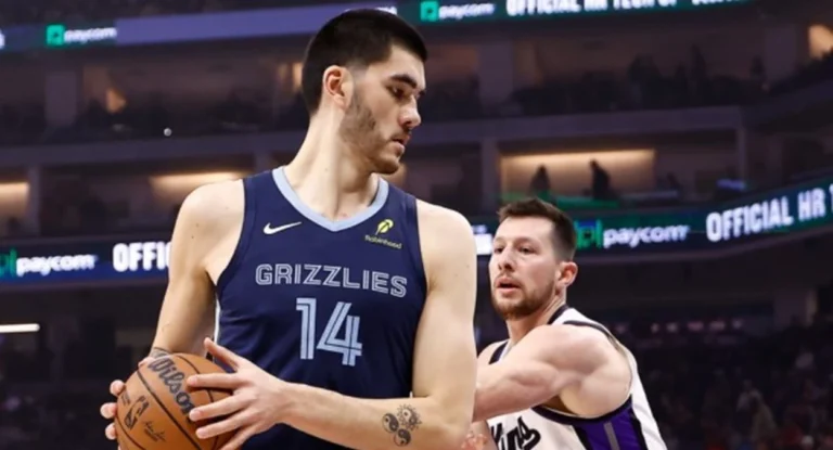 Zach Edey brilha e faz história com os Grizzlies na NBA