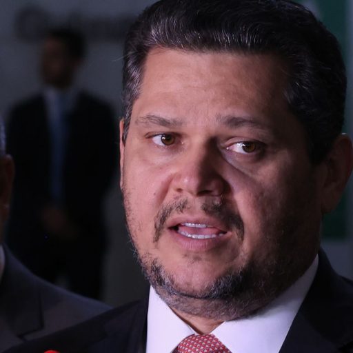 Alcolumbre trava PEC 6×1 e adia votação em semana vazia no Senado
