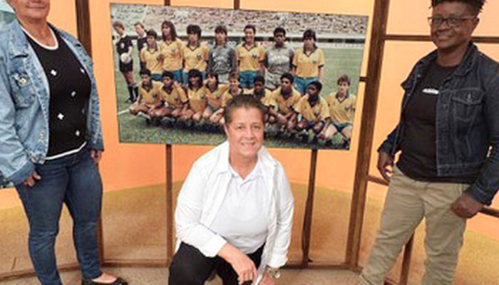 1782569849_sem_censura_da_tv_brasil_recebe_pioneiras_do_futebol_feminino_a_um_ano_da_copa_do_mundo_da_modalidad.jpeg