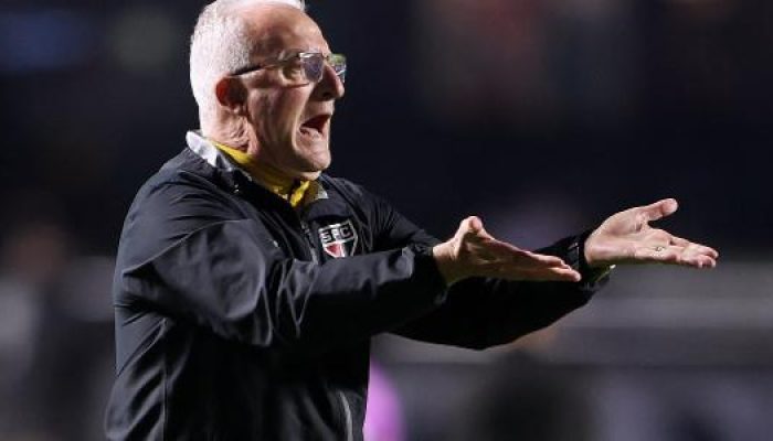 1789879865_dorival-junior-tecnico-do-sao-paulo-durante-partida-contra-o-boca-juniors-pela-sul-americana-1789521.jpeg