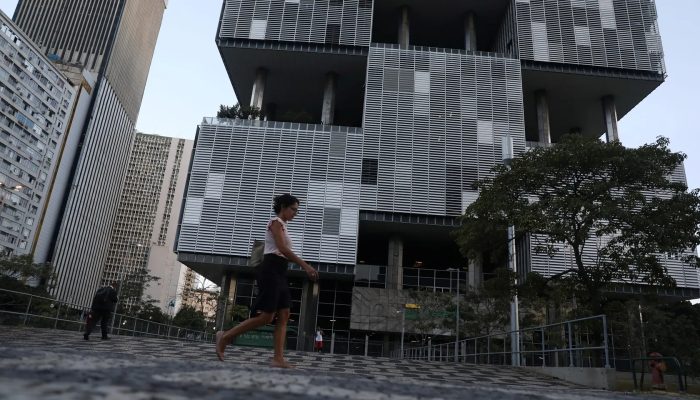 2026-03-25T223336Z_1_LYNXMPEM2O1E2_RTROPTP_4_BRAZIL-FUEL-PETROBRAS-INVESTORS.jpg