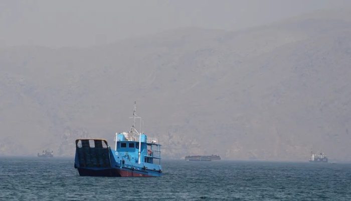 2026-04-21T124130Z_1_LYNXMPEM3K0PK_RTROPTP_4_IRAN-CRISIS-OMAN-HORMUZ.jpg