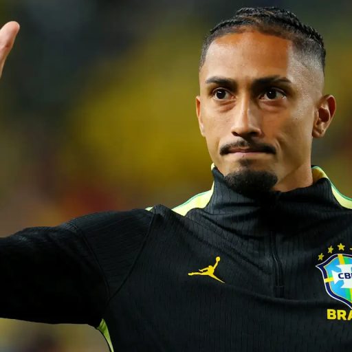 Raphinha sente dor na coxa e preocupa; clube reavalia atacante