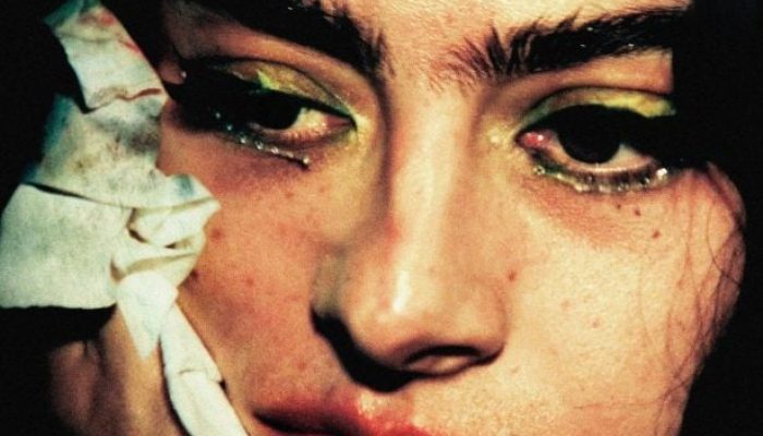 Charli XCX no filme "The Moment" (Reprodução)